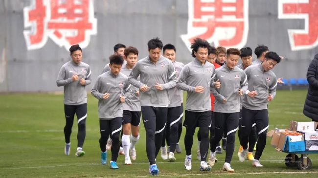 ”《比如父子》中，主人公邹桥始终无法释怀父亲的骤然离世，那些未说出口的牵挂、来不及弥补的遗憾，成了他心中难以愈合的伤口，直到AI技术为这份执念打开了一扇门，让父亲以“数字形态”重新回到身边。