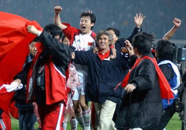 影片发布一组角色剧照，并同步曝光演员阵容，在杭州的湖光山色中，正上演这场关于“爱和美味”的温暖故事。