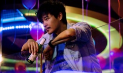 约翰尼·德普抵达圣塞巴斯蒂安电影节 时间：2024.09.25 ： 作者：迪莫 ： 共14张 当地时间9月23日，西班牙圣塞巴斯蒂安，第72届圣塞巴斯蒂安国际电影节，约翰尼·德普以导演身份，带着新片《莫迪：疯狂之翼上的三天》亮相。